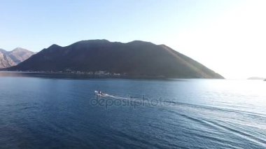 Sandal denize yelken yüksek hızda hız. Kotor Koyu'ndaki Mont içinde