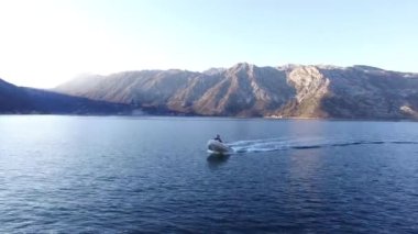 Sandal denize yelken yüksek hızda hız. Kotor Koyu'ndaki Mont içinde