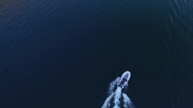 Sandal denize yelken yüksek hızda hız. Kotor Koyu'ndaki Mont içinde