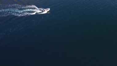 Sandal denize yelken yüksek hızda hız. Kotor Koyu'ndaki Mont içinde