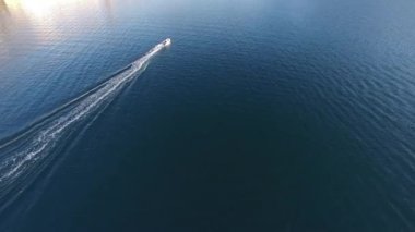 Sandal denize yelken yüksek hızda hız. Kotor Koyu'ndaki Mont içinde