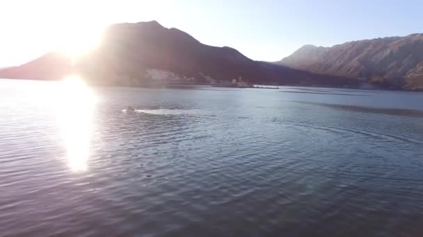 배가 바다에 항해 하는 고속에서 속도. 몽에서 코토르만 — 비디오