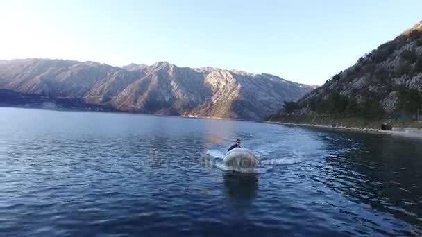 Velocidad bote a alta velocidad navegando en el mar. Bahía de Kotor en Mont — Vídeo de stock