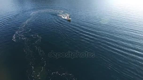 Prędkość ponton dużą prędkością pływających na morzu. Zatoka Kotor w Mont — Wideo stockowe