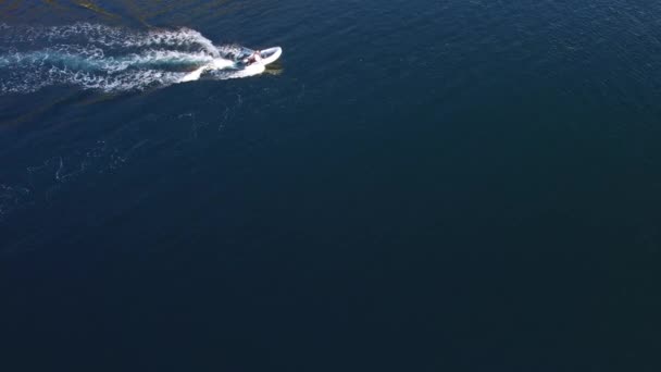 Sebesség csónak vitorlás a tengeren, nagy sebességgel. Kotor-öböl Mont — Stock videók