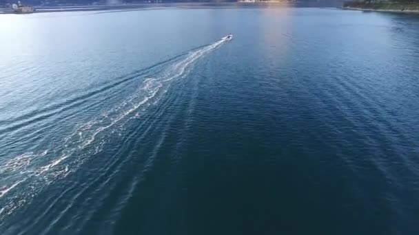 Ταχύτητα λέμβο στο υψηλής ταχύτητας πλέουν στη θάλασσα. Κόλπος Κότορ σε Μον — Αρχείο Βίντεο