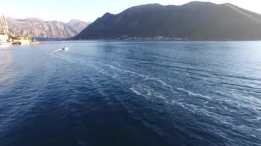 Sandal denize yelken yüksek hızda hız. Kotor Koyu'ndaki Mont içinde