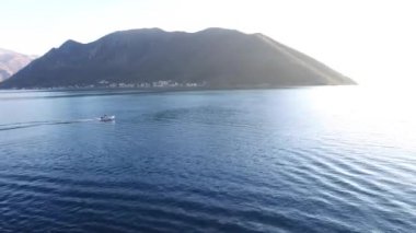 Sandal denize yelken yüksek hızda hız. Kotor Koyu'ndaki Mont içinde