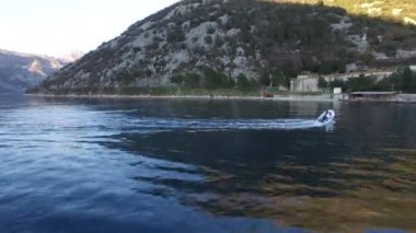 Sandal denize yelken yüksek hızda hız. Kotor Koyu'ndaki Mont içinde