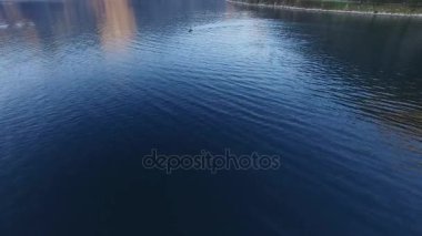 Sandal denize yelken yüksek hızda hız. Kotor Koyu'ndaki Mont içinde