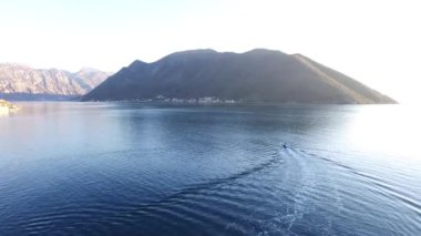 Sandal denize yelken yüksek hızda hız. Kotor Koyu'ndaki Mont içinde