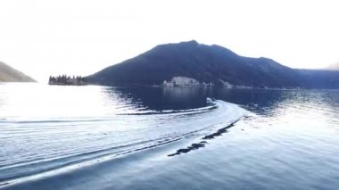 Sandal denize yelken yüksek hızda hız. Kotor Koyu'ndaki Mont içinde