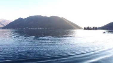 Sandal denize yelken yüksek hızda hız. Kotor Koyu'ndaki Mont içinde