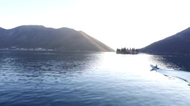 Sandal denize yelken yüksek hızda hız. Kotor Koyu'ndaki Mont içinde