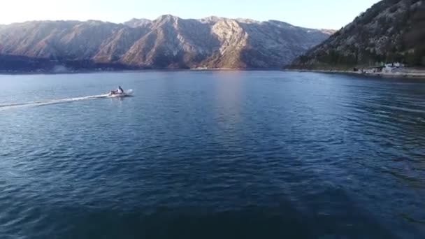 Velocidad bote a alta velocidad navegando en el mar. Bahía de Kotor en Mont — Vídeos de Stock