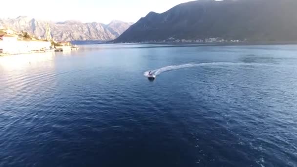 Hastighet jolle på hög hastighet segla på havet. Kotor Bay i Mont — Stockvideo