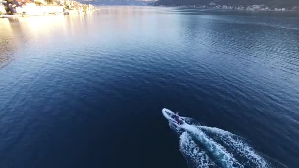 Vitesse dériveur à grande vitesse naviguant sur la mer. Baie de Kotor à Mont — Video