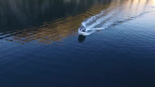 Speed Dinghy suurella nopeudella purjehtii merellä. Kotor Bay kohteessa Mont — kuvapankkivideo