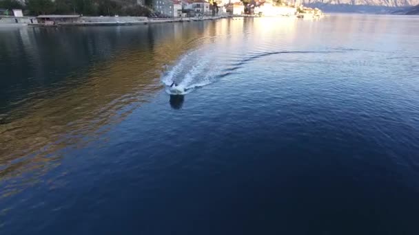 Velocidad bote a alta velocidad navegando en el mar. Bahía de Kotor en Mont — Vídeos de Stock