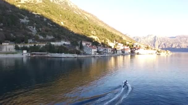 Velocidad bote a alta velocidad navegando en el mar. Bahía de Kotor en Mont — Vídeos de Stock