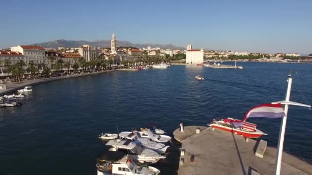 De kade van de oude stad van Split in Kroatië. Luchtfoto — Stockvideo