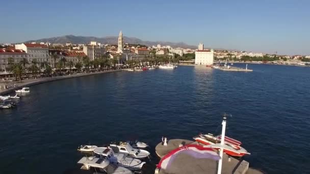 A töltésen, a régi város Split Horvátország. Légifotó — Stock videók