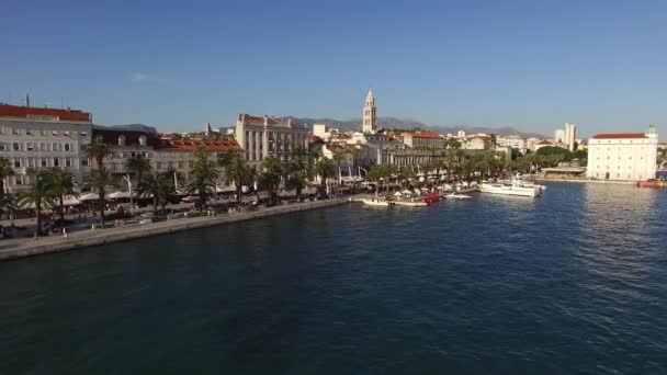The embankment of the old town of Split in Croatia. Aerial photo — Stock Video