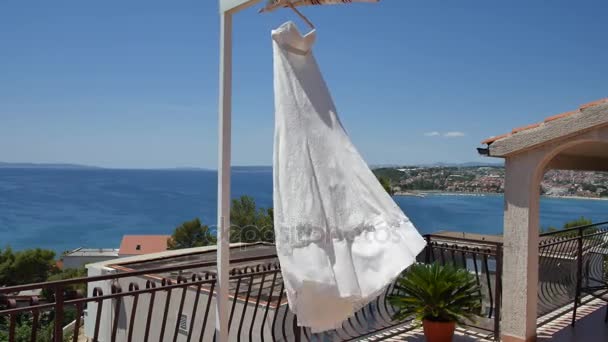 A menyasszony ruha flutters a szél, az erkélyen, szá — Stock videók