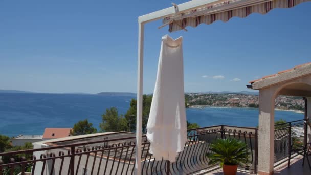 Les mariées s'habillent voltige dans le vent sur le balcon, contre t — Video