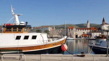 Yat Trogir eski şehir yakınında için demirleme