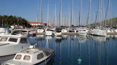Yat Trogir eski şehir yakınında için demirleme