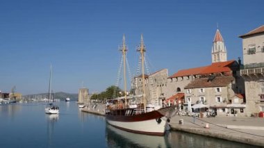 Ahşap tekne Trogir eski şehir yakınında