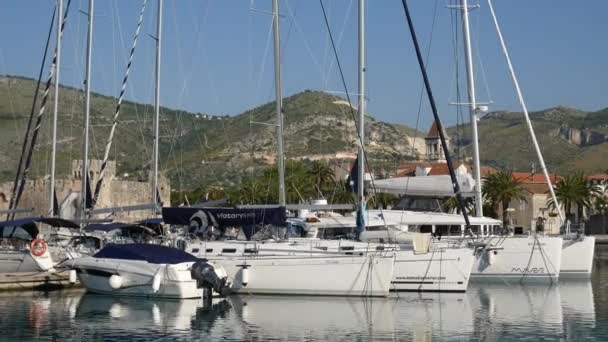 Förtöjning till yachts nära den gamla staden Trogir — Stockvideo