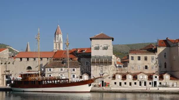 Houten boot in de buurt van de oude stad van Trogir — Stockvideo