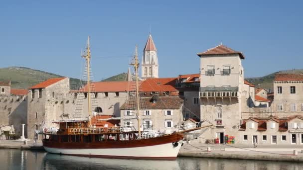 Barco de madeira perto da cidade velha de Trogir — Vídeo de Stock