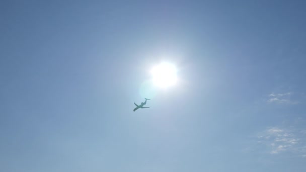 Flugzeug am Himmel. Aus dem Boden geschossen — Stockvideo