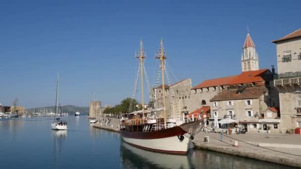 Houten boot in de buurt van de oude stad van Trogir — Stockvideo