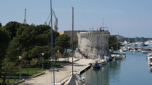 Ligplaats voor jachten in de buurt van de oude stad van Trogir — Stockvideo