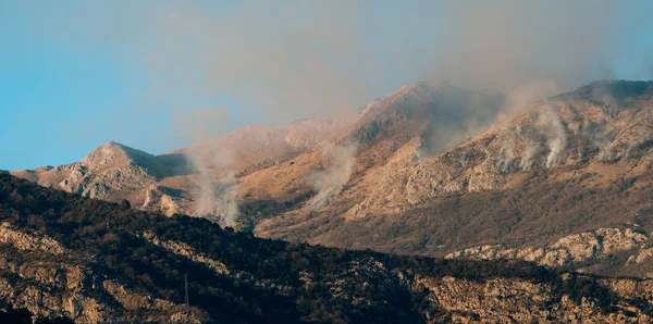 Ogień Górach Godzinach Popołudniowych Dym Nad Górami Budva Czarnogóra Pożary — Zdjęcie stockowe