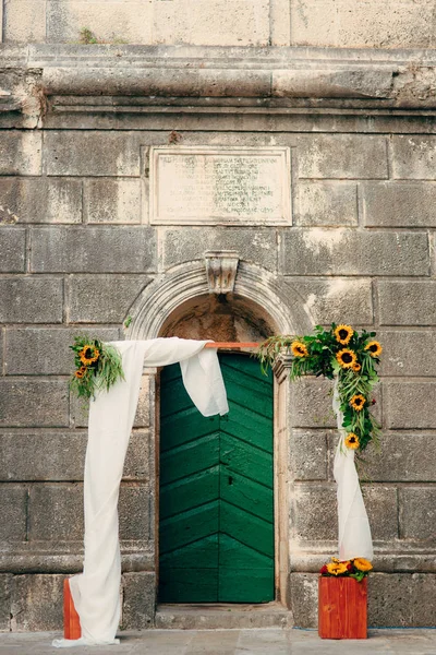 Wedding Arch Bunga Matahari Upacara Gereja Nikola Perast Montenegro — Stok Foto