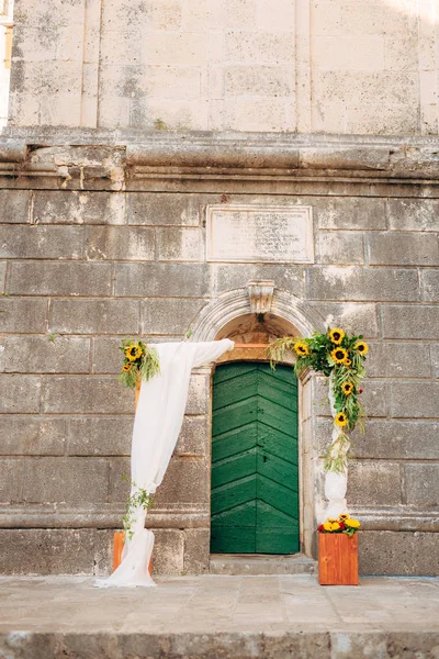 Esküvői Arch Napraforgók Ünnepségen Szent Nikola Templom Perast Montenegro — Stock Fotó