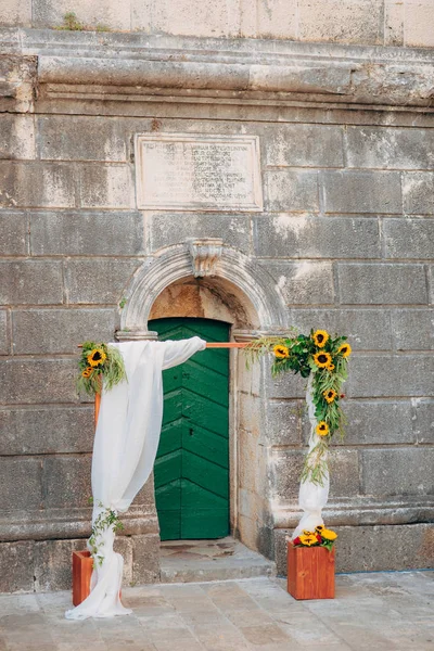 Bruiloft Boog Van Zonnebloemen Ceremonie Nikola Kerk Perast Montenegro — Stockfoto
