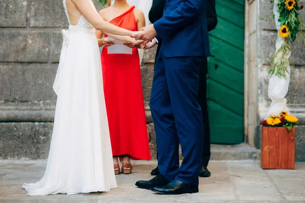 Молодята Тримати Руки Церемонії Весілля Пара Тримаючись Руки Весілля Чорногорії — стокове фото