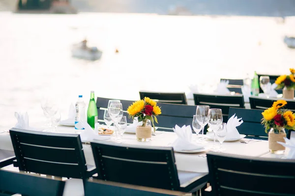 Zonnebloemen Een Pot Tafel Een Vaas — Stockfoto