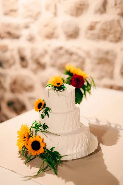 Svatební Dort Zdobený Květy Slunečnice — Stock fotografie