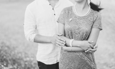 Damat gelini sahilde kucaklar. Düğün Karadağ ve Hırvatistan.