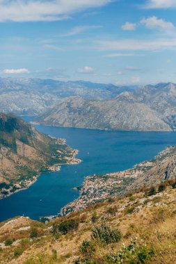Kotor Körfezi tepelerden. Mount Lovcen için bay göster