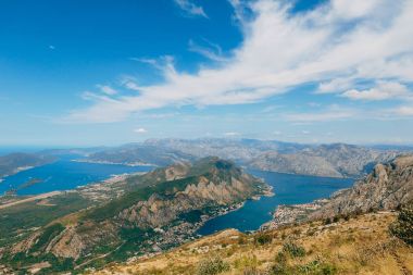 Kotor Körfezi tepelerden. Mount Lovcen için bay göster
