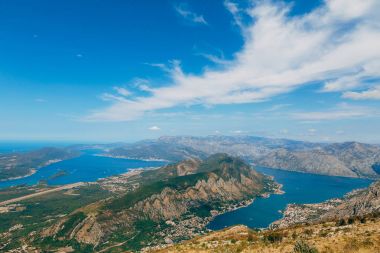 Kotor Körfezi tepelerden. Mount Lovcen için bay göster