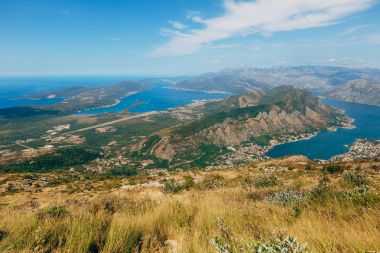 Kotor Körfezi tepelerden. Mount Lovcen için bay göster
